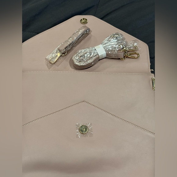 Coco & Kiwi Envelope Purse with crossbody and wristlet strap. NWT blush color - Picture 5 of 7